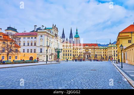 Architektonisches Ensemble des Schlossplatzes in Hradcany mit dem Erzbischoflichen Palast und dem Neuen Königlichen Palast der Prager Burg mit den Türmen des Veitskathedrals Stockfoto