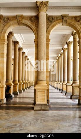 Karlsbad, Tschechische Republik, 29. Juni 2022: Kolonadensäulen im Zentrum von Karlovy Vary, Tschechische Republik Stockfoto