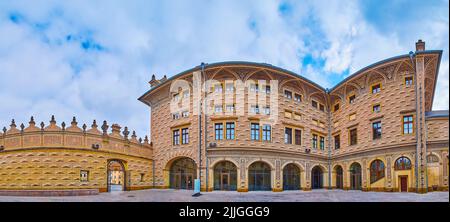 Panoramablick auf den hervorragenden Innenhof des Schwarzenberg-Palastes mit traditionellem Sgraffito-Dekor, Prag, Tschechische Republik Stockfoto