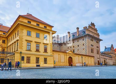 Historische Fassade des Schwarzenberg-Palastes, dekoriert mit traditionellem Sgraffito-Ornament, Schlossplatz (Hradcanske Namesti), Prag, Tschechische Republik Stockfoto