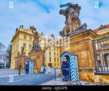 PRAG, Republik CAZECH - 6. MÄRZ 2022: Das steinerne Eingangstor der Prager Burg, das sich auf dem Schlossplatz befindet und mit einer kämpfenden gia dekoriert ist Stockfoto