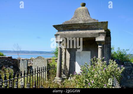 heilige Insel lindisfarne Priorat Burg Kloster Friedhof Bootshütten und Pilger Kaffee northumberland england Großbritannien 2022 Stockfoto
