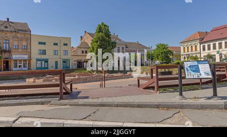 Sremska Mitrovica, Serbien - 22. Juli 2022: Historischer Ort Markplatz Weizenmarkt am Sonnentag. Stockfoto