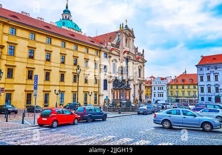 Historisches Barockgebäude der St. Nikolaus-Kirche und der Dreifaltigkeitssäule im Vordergrund, Malostranske (Kleinseite)-Platz, Prag, Tschechische Republik Stockfoto