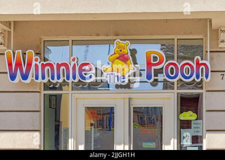 Sremska Mitrovica, Serbien - 22. Juli 2022: Spielwarenladen für Kinder, Winnie the Pooh, in der Masarikova Straße. Stockfoto