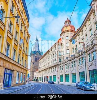 Die schmale, geschwungene Straße mit hohen Gebäuden und dem gotischen Henry's Tower (Jindrisska Vez) mit Uhr und Türmen, Prag, Tschechische Republik Stockfoto