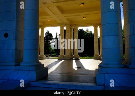 Marmorsäulen auf einem Gebäudepavillon zeigen Architekturdesign und dekorative Struktur mit Licht und Schatten Stockfoto