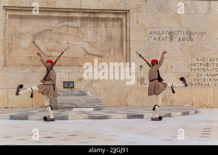ATHEN, GRIECHENLAND - 06 2022. MAI: Zeremonielle Aufseher des Präsidenten - Evzones am Grab des unbekannten Soldaten vor dem griechischen Parlament, Athen, Gr Stockfoto