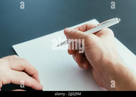 Geschäftskorrespondenz Mann Stift leeres Papier Stockfoto