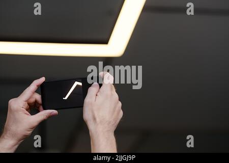 Moderne Innenbeleuchtung Telefon Kamera beleuchtet Stockfoto