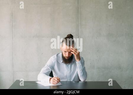 Stellenbewerbung Beschäftigung Mann schreiben Test Stockfoto