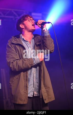 24. Juli 2022, Sheffield, South Yorkshire, USA: Yard Act Performing at Tramlines Festival , Großbritannien , 24.07.2022 (Bildnachweis: © Robin Burns/ZUMA Press Wire) Stockfoto