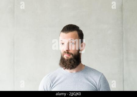 Ekel verabscheut bärtigen Hipster Kerl skeptisch Stockfoto