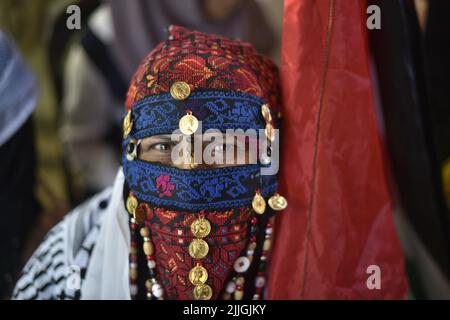 Gaza, Palästina. 25.. Juli 2022. Eine Palästinenserin sah bei einer Feier des Tages der traditionellen palästinensischen Kleidung in Khan Yunis traditionelle Kleidung tragen. (Foto von Yousef Masoud/SOPA Images/Sipa USA) Quelle: SIPA USA/Alamy Live News Stockfoto