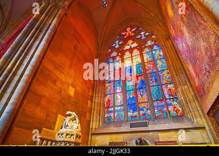 PRAG, Republik CAZECH - 6. MÄRZ 2022: Glasfenster und Steinskulptur in der St.-Ludmila-Kapelle der St.-Veits-Kathedrale, am 6. März in Prag Stockfoto