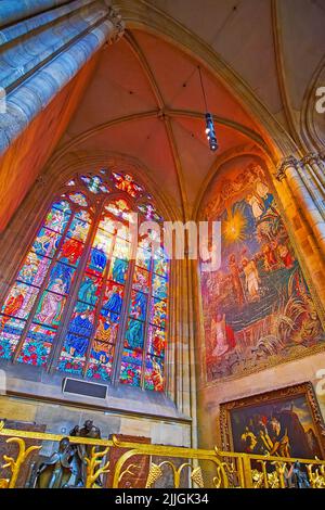 PRAG, Republik CAZECH - 6. MÄRZ 2022: Glasfenster und Mosaik mit Taufszene in der St.-Ludmila-Kapelle der St.-Veits-Kathedrale, am 6. März Stockfoto