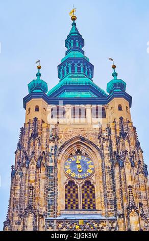 Das grüne Dach, der goldene Turm, die geschnitzten Sandsteindekore und die Vintage-Uhr des Großen Südturms der St.-Veits-Kathedrale Prag, Hradcany, Tschechische Republik Stockfoto