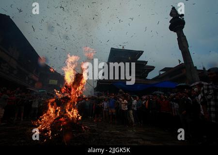 Nepal, Bagmati, Nepal. 26.. Juli 2022. Eine Gruppe älterer Menschen und Kinder beobachtet am Dienstag das „Ghantakarna“-Fest in Bhaktapur. Das Newa-Fest markiert den Tod des mythischen Dämons namens Ghantakarna. Das Bildnis des Dämons wird an einer Kreuzung über das Kathmandu-Tal platziert und am Ende des Tages verbrannt. (Bild: © Amit Machamasi/ZUMA Press Wire) Stockfoto