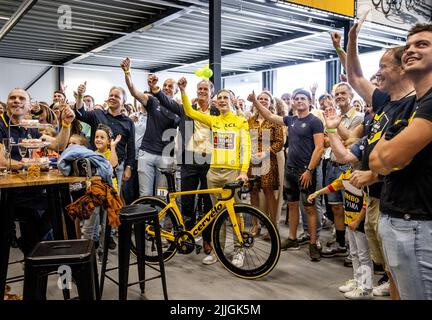 2022-07-26 17:11:39 der dänische Radfahrer Jonas Vingegaard während der Zeremonie am Sitz des Radsportteams Jumbo-Visma. Nach Bjarne Riis wurde der Radfahrer Vingegaard der zweite Däne, der die Tour de France als Sieger abschliessen konnte. In Den Bosch, Niederlande, 26. Juli 2022. ANP SEM VAN DER WAL niederlande Out - belgien Out Stockfoto