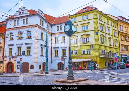 Das alte Straßenbild der Karmelitska-Straße mit Retro-Straßenuhr im Vordergrund, Kleinseite, Prag, Tschechien Stockfoto