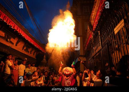 Kathmandu, NE, Nepal. 26.. Juli 2022. Mi PWA Lakhey führt einen traditionellen Lakhe-Tanz inmitten eines Feuers anlässlich des Ghantakarna-Festivals in Lalitpur am 26. Juli 2022 auf. (Bild: © Aryan Dhimal/ZUMA Press Wire) Stockfoto