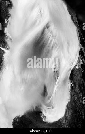 Fließendes Wasser der Krimmler Wasserfälle. Felsen und Wasser. Österreichische Alpen. Europa. Bildende Kunst in Schwarz und Weiß. Stockfoto