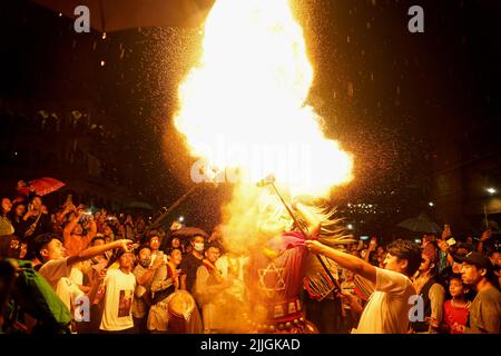 Kathmandu, NE, Nepal. 26.. Juli 2022. Mi PWA Lakhey führt einen traditionellen Lakhe-Tanz inmitten eines Feuers anlässlich des Ghantakarna-Festivals in Lalitpur am 26. Juli 2022 auf. (Bild: © Aryan Dhimal/ZUMA Press Wire) Stockfoto