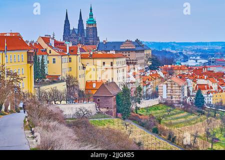 Der Blick auf die gotischen Türme des St. Veits-Doms hinter dem historischen Hradcany-Gebäude und dem großen Strahov-Garten, Prag, Tschechien Stockfoto