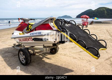 Sao Sebastiao, Sao Paulo, Brasilien, 15. Mai 2015. Rettungsschwimmer Jet-Ski stoppten am Strand Barra so Sahy in Sao Sebastiao, Nordküste von Stockfoto