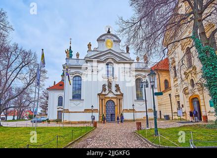Die barocke Fassade der Basilika Mariä Himmelfahrt im Kloster Strahov, Hradcany, Prag, Tschechische Republik Stockfoto