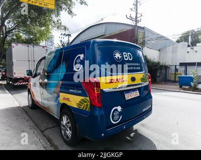 Sao Paulo, Brasilien, 10. Juni 2022. Elektrofahrzeug für die Lieferung von Krankenhausbedarf von BD und DHL Unternehmen geparkt neben Krankenhaus Sao Paulo Stockfoto