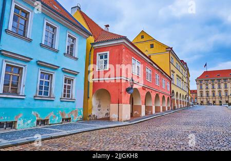 Die Linie der farbigen mittelalterlichen Wohnhäuser mit Arkaden, befindet sich in der historischen Loretanska Straße, Hradcany, Prag, Tschechische Republik Stockfoto