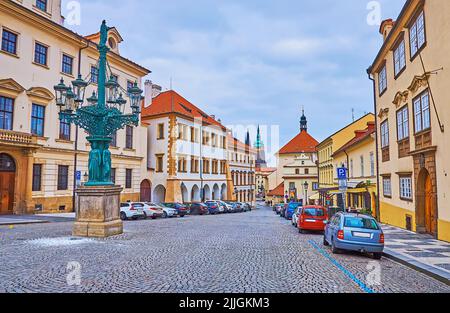 Historisches architektonisches Ensemble der Loretanska-Straße mit mittelalterlichen Herrenhäusern und Vintage-Gaslichtlampe Candelabra, Hradcany, Prag, Tschechische Republik Stockfoto