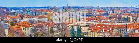 Panorama der Altstadt vom Aussichtspunkt auf den Schwarzen Turm, Beobachtung von roten Dächern, Kuppeln, Türmen und Villen, Prag, Tschechische Republik Stockfoto