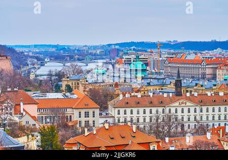 Das Stadtbild mit alten Ziegeldächern, Palästen, Stadthäusern und der Cech-Brücke an der Moldau, Prag, Tschechische Republik Stockfoto