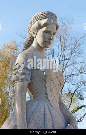 KESZTHELY, Ungarn - 12. April 2022: Marmorstatue von Elisabeth Kaiserin von Österreich im Park neben dem Ufer des Plattensees Stockfoto