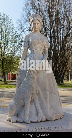 KESZTHELY, Ungarn - 12. April 2022: Marmorstatue von Elisabeth Kaiserin von Österreich im Park neben dem Ufer des Plattensees Stockfoto