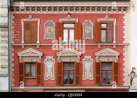 MARIBOR, Slowenien - 10. April 2022: Dekorierte Fassade eines historischen Gebäudes auf dem Hauptplatz Stockfoto