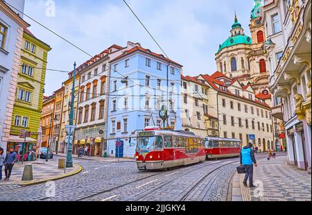 PRAG, TSCHECHISCHE REPUBLIK - 6. MÄRZ 2022: Karmelitska-Straße mit alter roter Straßenbahn und Nikolaikirche im Hintergrund, Kleinseite, am 6. März in P Stockfoto