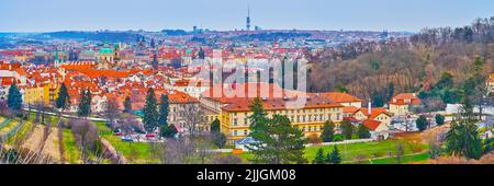 Panorama des großen Strahov-Gartens, der roten Dächer der Kleinseite, der grünen Kuppel der Nikolaikirche und des Zizkov-Fernsehturms am Horizont, Prag, Tschechische Republik Stockfoto