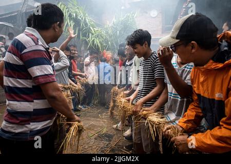 Bhaktapur, Nepal. 26.. Juli 2022. Menschen ziehen den Dummy des Dämons Ghantakarna in Bhaktapur, Nepal, 26. Juli 2022. Die Gemeinde Newar im Kathmandu Valley beobachtet das Ghantakarna Festival, um böse Geister zu vertreiben und Glück zu bringen. Quelle: Hari Maharjan/Xinhua/Alamy Live News Stockfoto