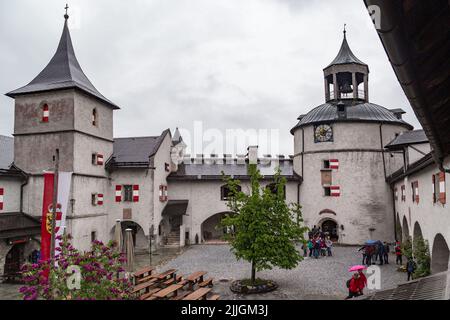 WERFEN, ÖSTERREICH - 20. MAI 2019: Dies ist der Hof der Zitadelle der Burg Hohenwerfen mit der Kapelle St. Sigismund und dem Turm von Foltr Stockfoto