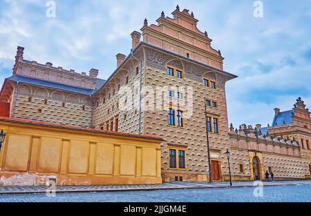 Die reich verzierte Fassade des historischen Schwarzenberg Palace, bedeckt mit traditionellen tschechischen Sgraffito Dekor, Schlossplatz, Hradcany, Prag, Tschechische R Stockfoto