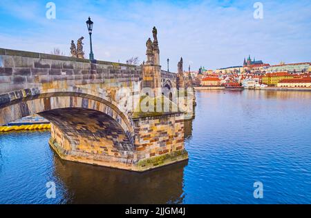 Die gewölbte mittelalterliche Karlsbrücke aus Stein mit der St.-Veits-Kathedrale am gegenüberliegenden Ufer der Moldau, Prag, Tschechische Republik Stockfoto