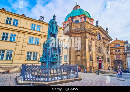 Die Fassade des Denkmals Karl IV. Vor der historischen St. Francis of Assisi Kirche auf dem Kreuzfahrerplatz, Stare Mesto, Prag, Tschechische Republik Stockfoto