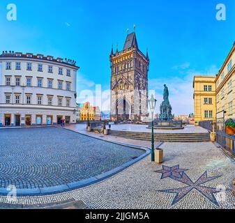 Fußgängerzrusaderplatz mit dem Muster des Maltesischen Kreuzes auf dem Kopfsteinpflaster und dem gotischen Altstädter Brückenturm und dem Denkmal von König Karl IV., Prag, Stockfoto