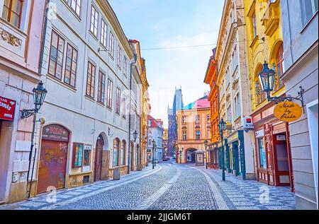 PRAG, TSCHECHISCHE REPUBLIK - 6. MÄRZ 2022: Celetna-Straße mit historischen Häusern, Geschäften, Cafés und Blick auf den Pulverturm, am 6. März in Prag Stockfoto