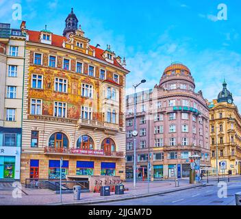 PRAG, TSCHECHISCHE REPUBLIK - 6. MÄRZ 2022: Das reich verzierte historische Wiehlhaus auf dem Wenzelsplatz, am 6. März in Prag Stockfoto