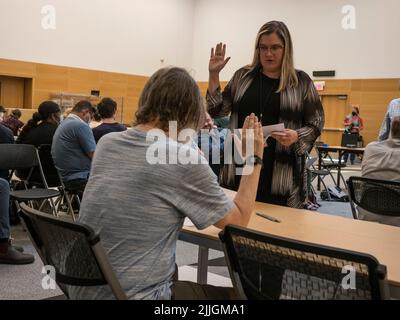 Germantown, Maryland, USA. 26.. Juli 2022. Vor Beginn der Mail-in-Vote-Zählung legt ein abwesendes Canvas-Teammitglied einen Eid ab, um die Aufgaben für die Wahl gemäß dem Gesetz zu erfüllen und sich darum zu bemühen, Betrug, Betrug und Missbrauch zu verhindern. (Bild: © Sue Dorfman/ZUMA Press Wire) Stockfoto