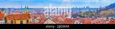 Panorama-Skyline von Prag mit modernen Wolkenkratzern, Türmen und Kirchtürmen und roten Dächern der Mala Strana (Kleinseite) im Vordergrund, CZ Stockfoto